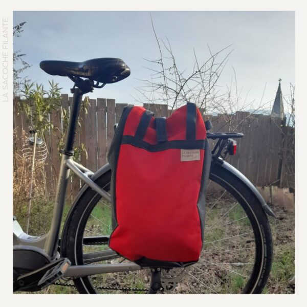Suzanne, une sacoche vélotaf convertible en sac à main - Rouge / Anthracite