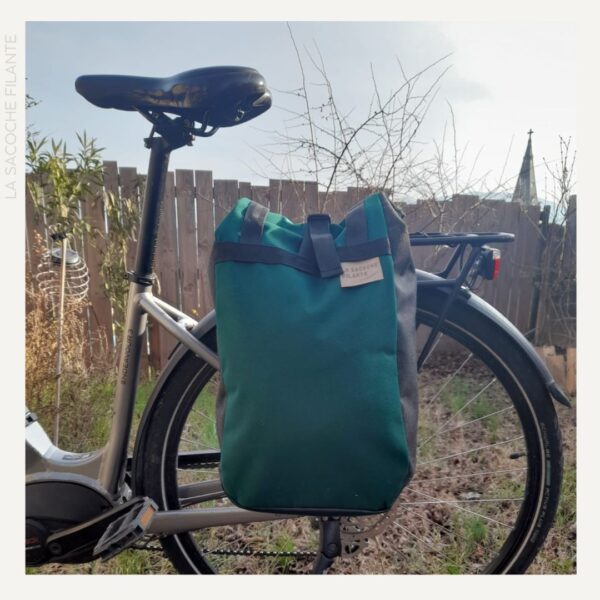 Suzanne, une sacoche vélotaf convertible en sac à main - Verte / Anthracite